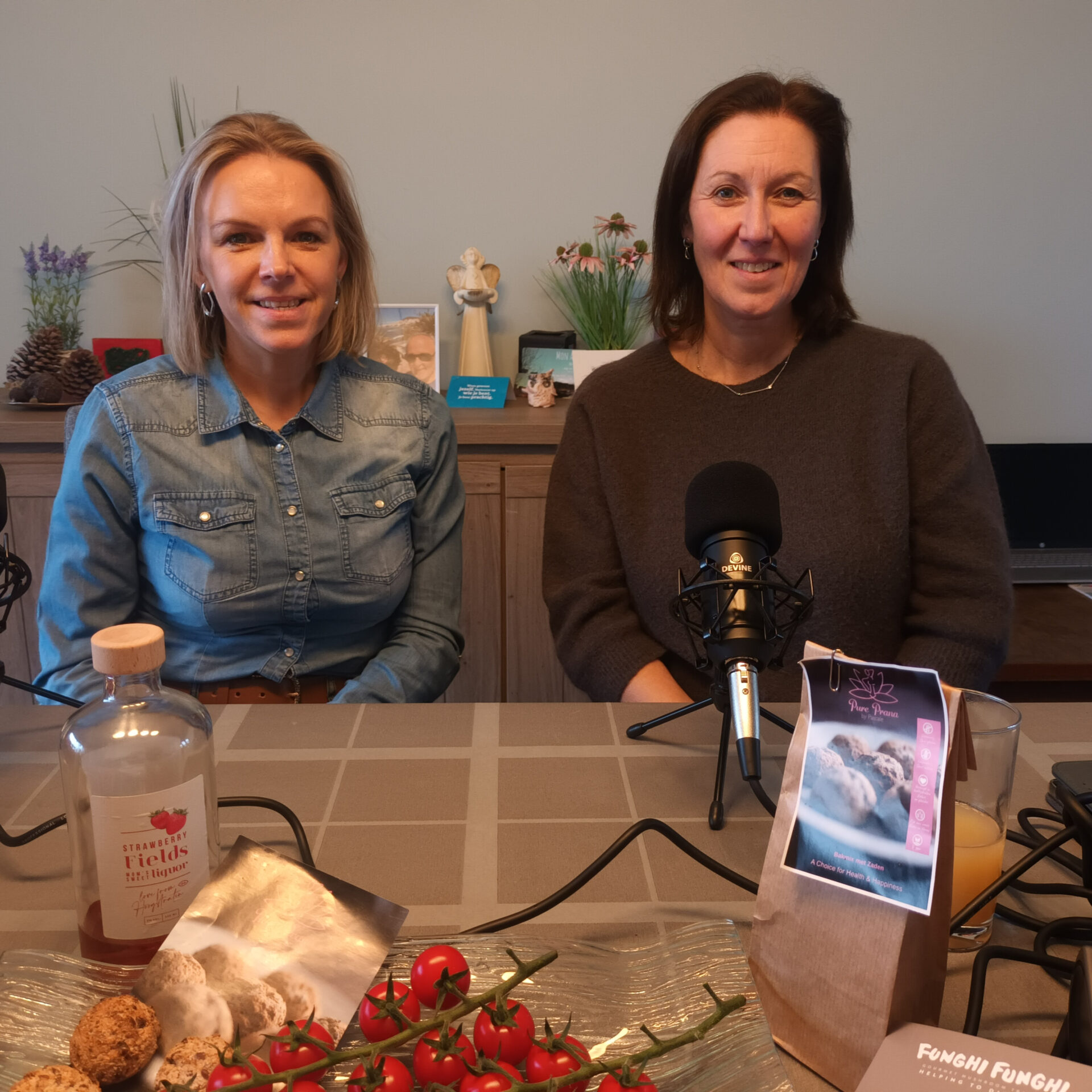 26. Dorien Cuylaerts en Ilse Van Den Heuvel wachten in Station Noorderkempen op de trein