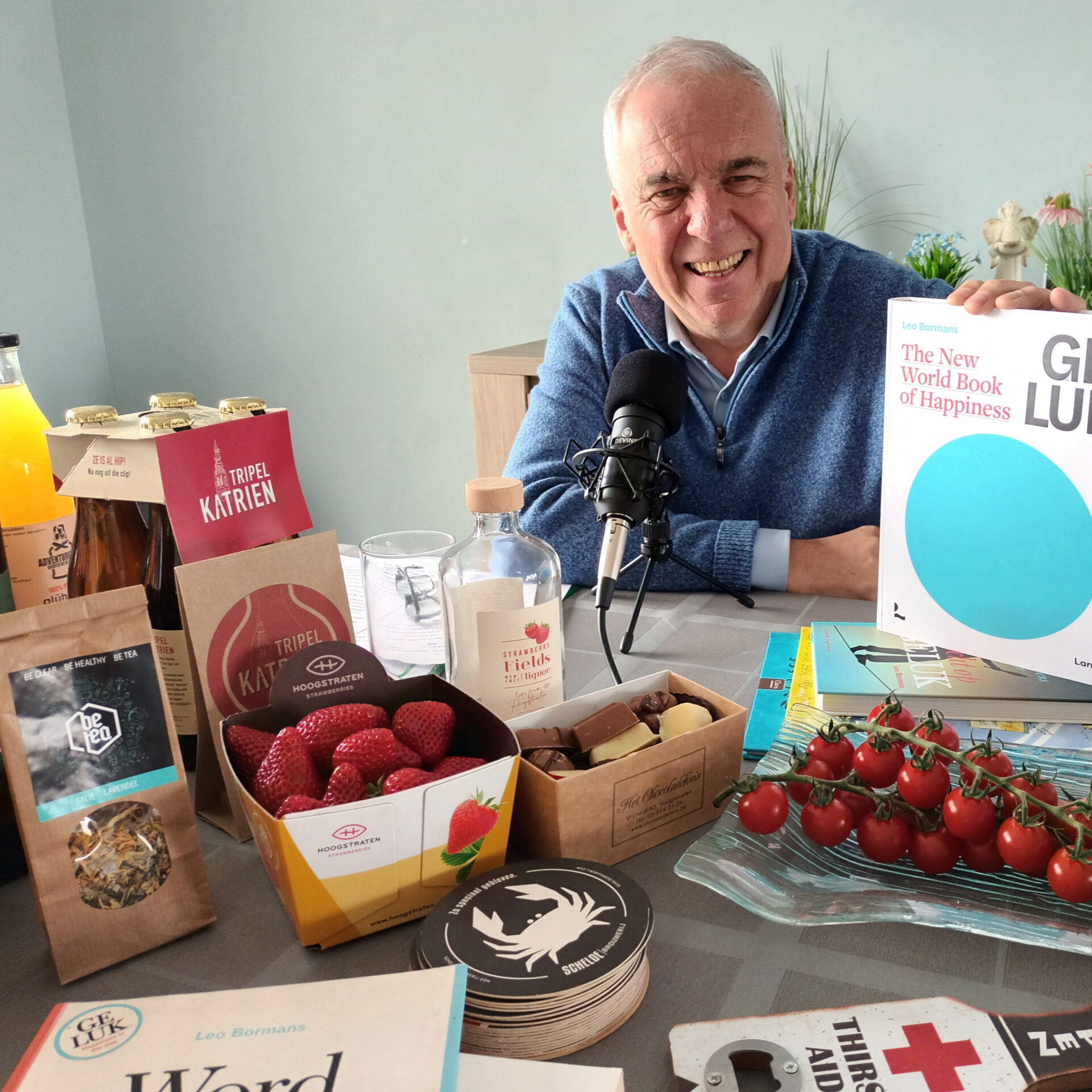 Leo Bormans aan de schrijftafel met inzichten over geluk